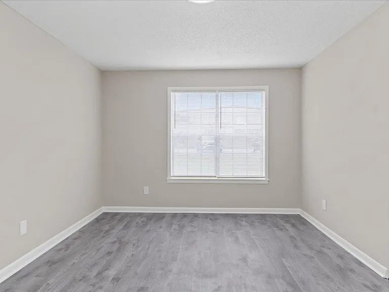 Chateau Apartments — Photo 6
