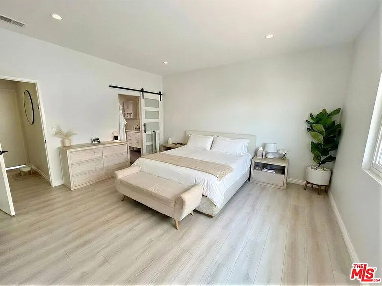 5139 Balboa Blvd #2 — Photo 16