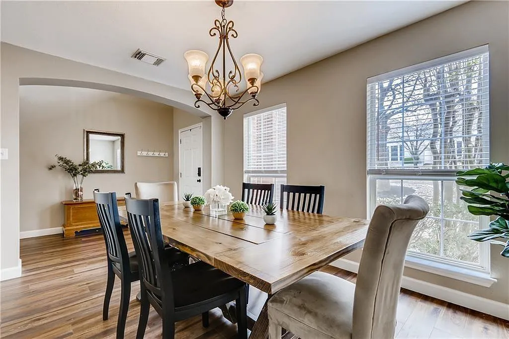 4 bed, 2.5 bath, 2420 sqft, $2,600 — Photo 3