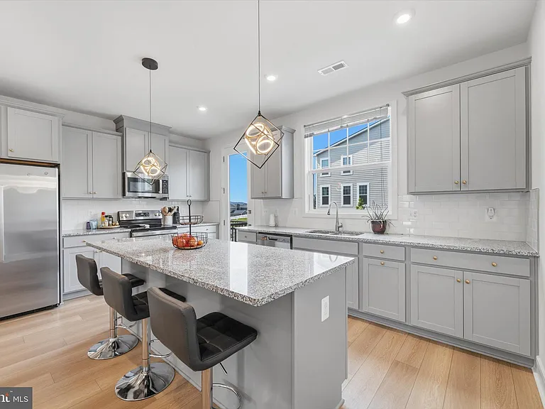 4256 Frost St — Photo 8