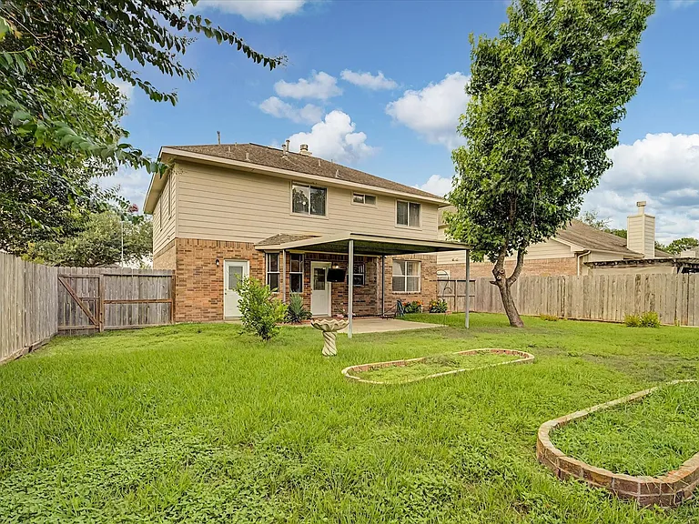 10840 Sycamore Dr N — Photo 41