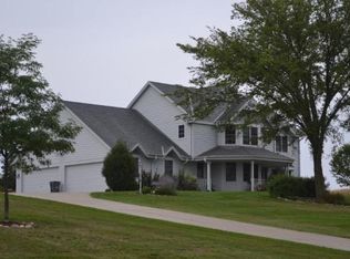 W302N8632 Woodland Dr, Hartland, WI 53029