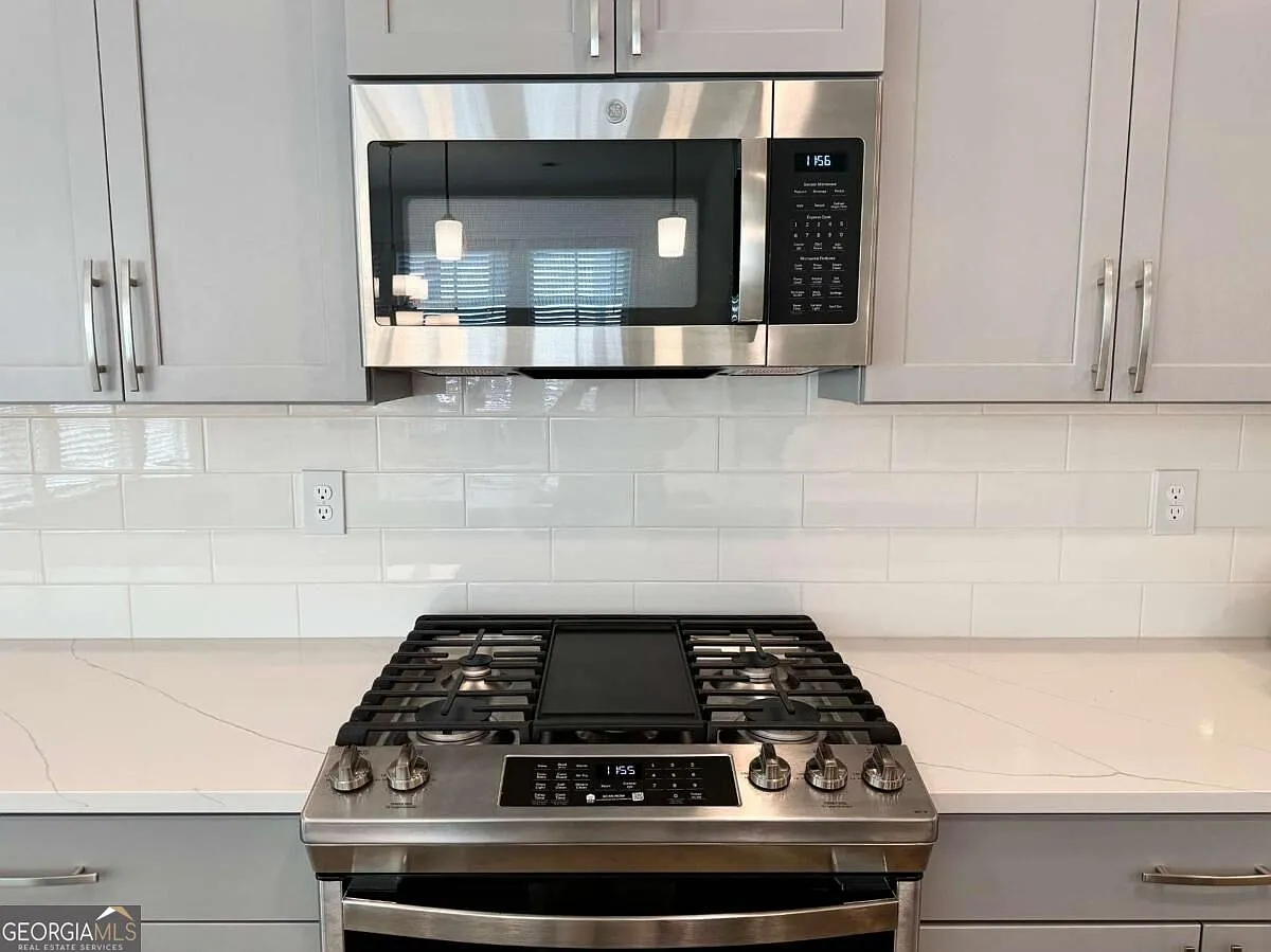 4 bed, 3.5 bath, 2430 sqft, $3,295 — Photo 4