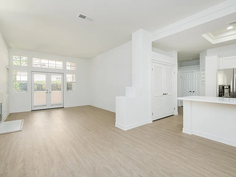 Bel Mondo Condos — Photo 24