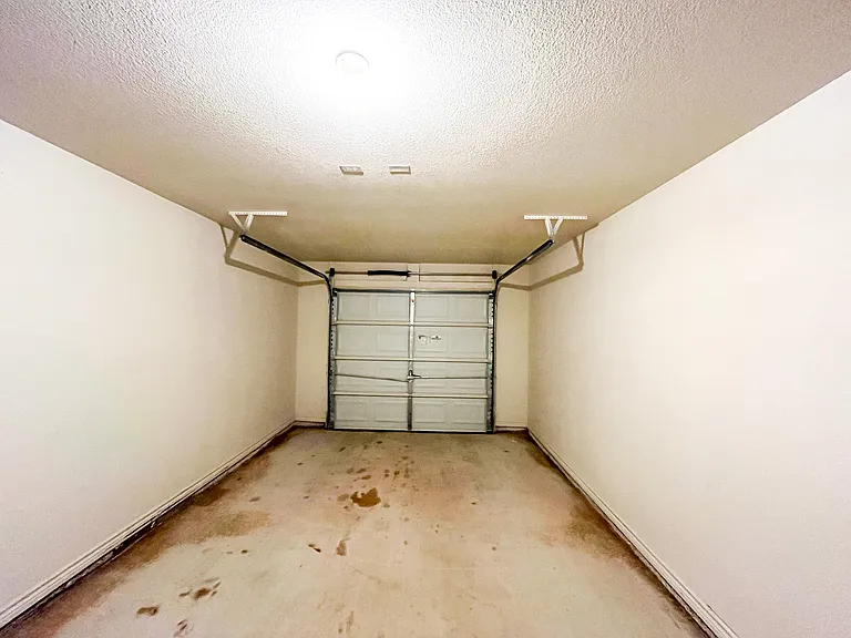 1515 Justin Loop #B — Photo 33