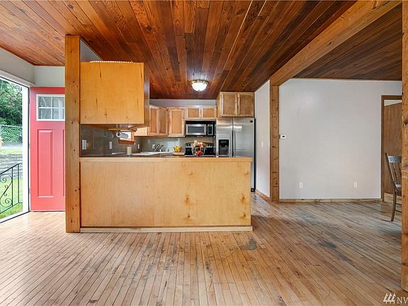 5th image of 824 S 120th St