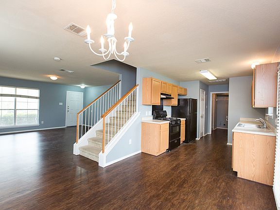 3rd image of 411 Oxford Dr