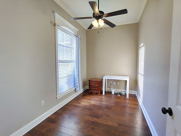 5th image of 28 E Cadbury Ln
