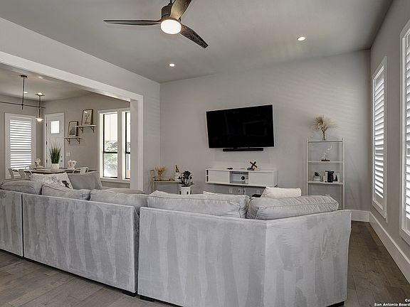 5th image of 1006 W Magnolia Ave