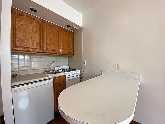 2nd image of 339 E 9th St APT 3C