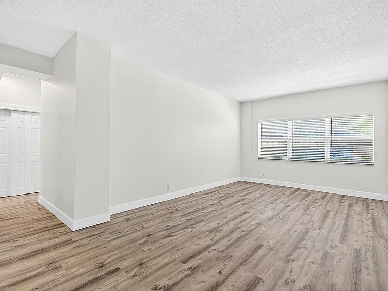2555 NE 11th St #104 — Photo 20