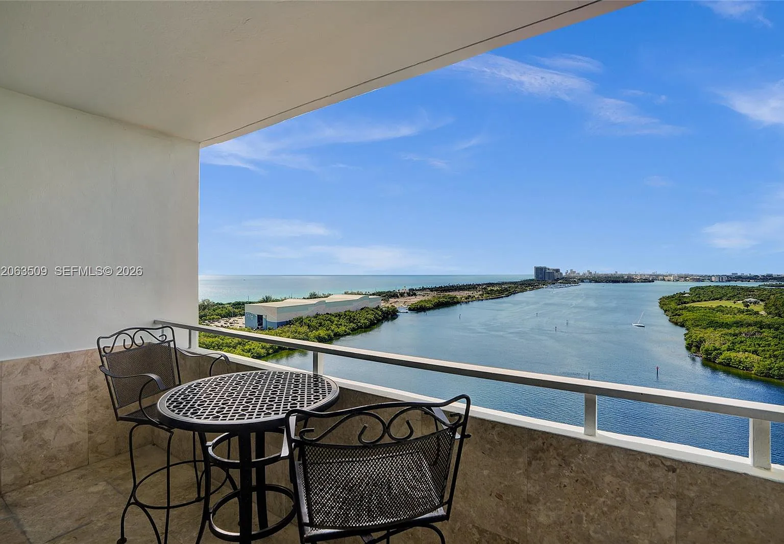Arlen House West Condo — Photo 2