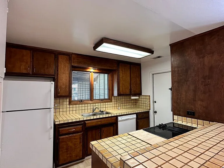 927 Acacia Ln — Photo 8