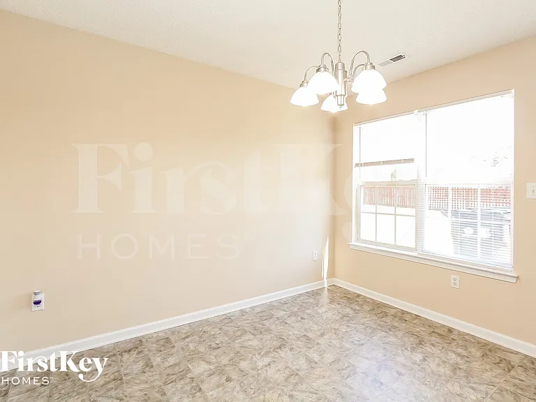 802 Almora Dr — Photo 5