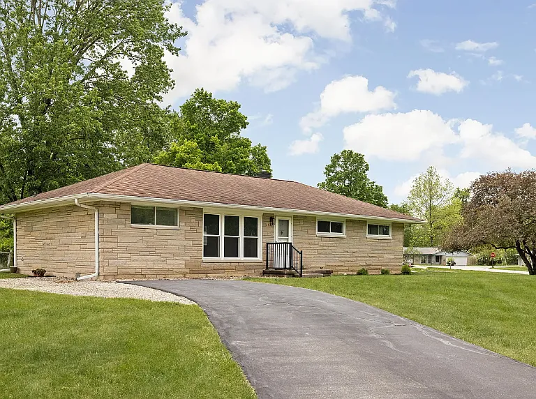 207 Stephen Ct — Photo 2