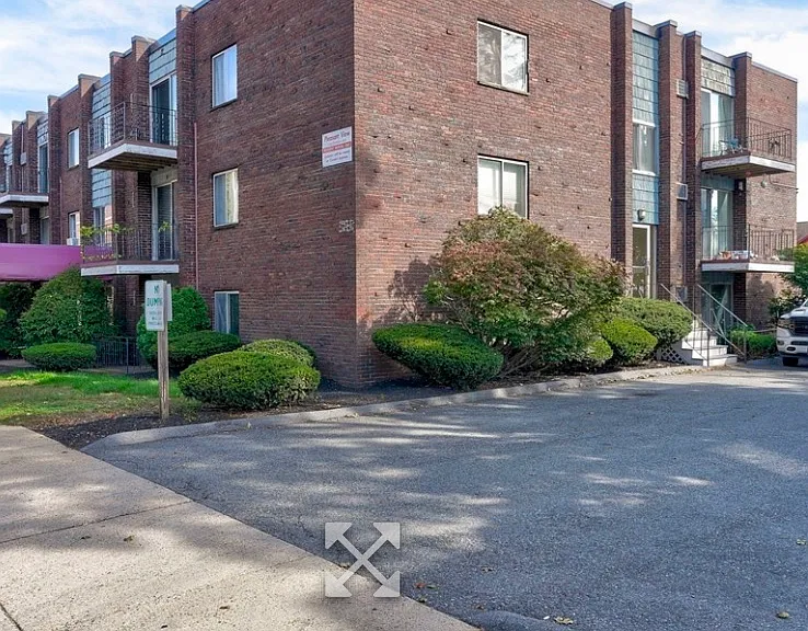 426 Pleasant St — Photo 8