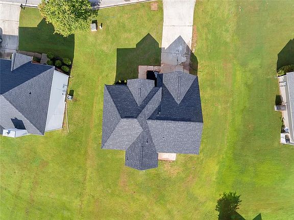 2nd image of 92 Courtneys Ln