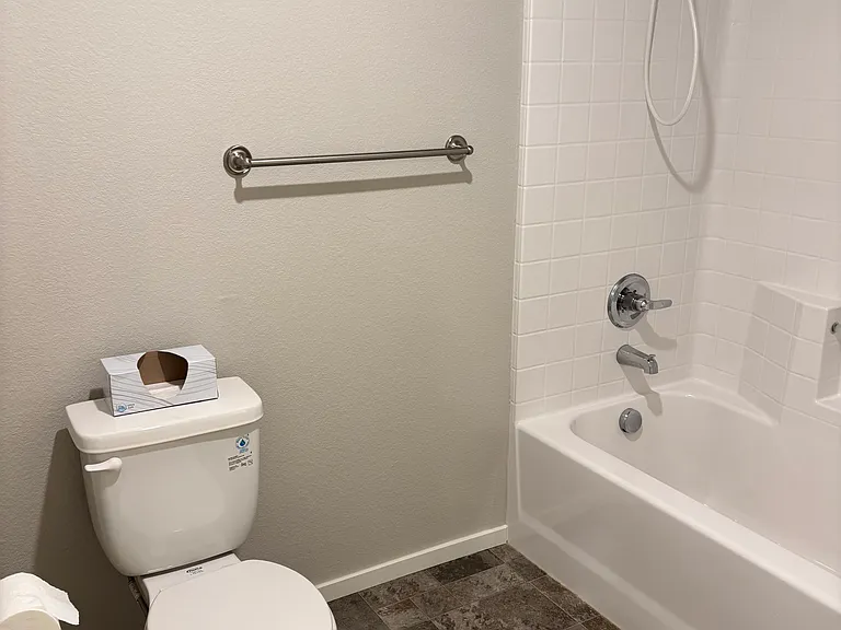 Nice-sized bathroom with tub/shower