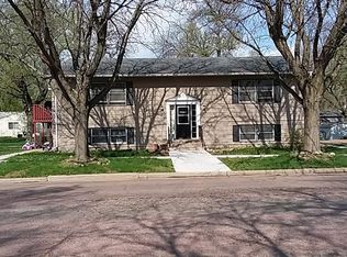 909 9th St, Springfield, SD 57062
