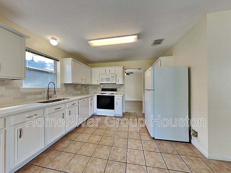 1st image of 22118 Kenlake Dr