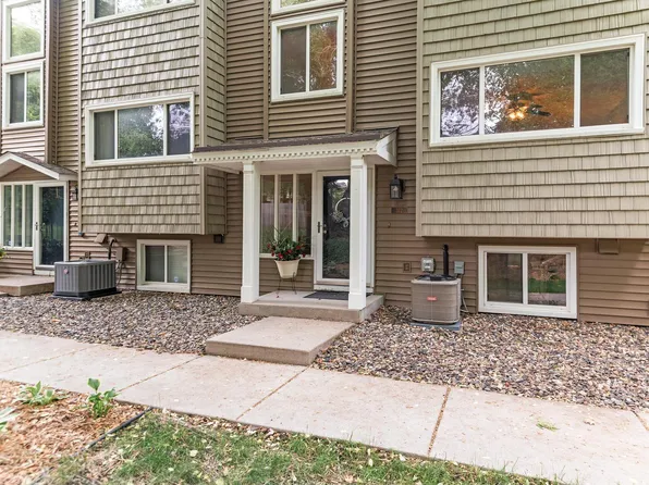 312 Pondridge Cir, Wayzata, MN 55391