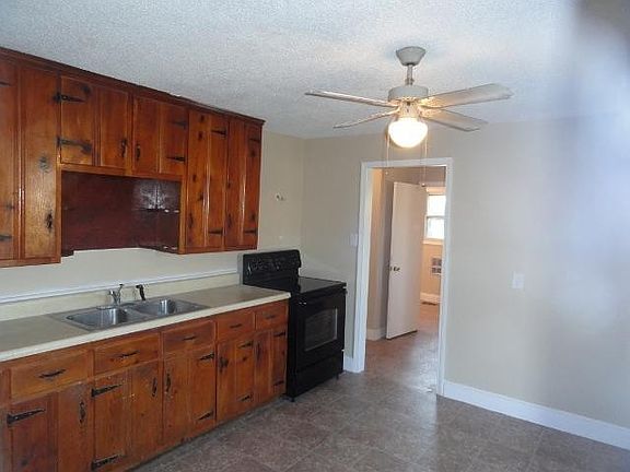 5th image of 1319 Searcy St