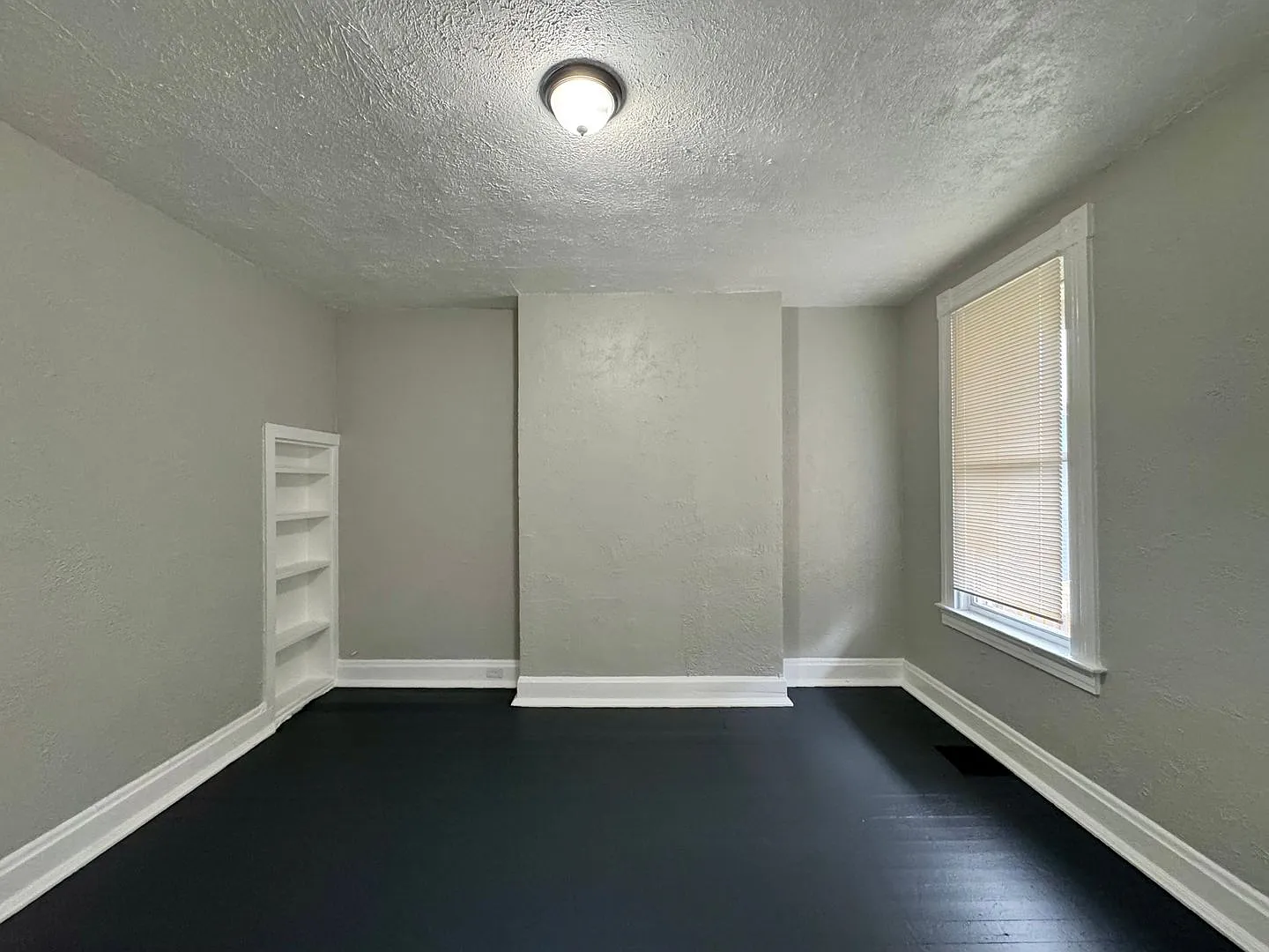 Spacious 3 Bed 2 Bath House For Rent — Photo 3