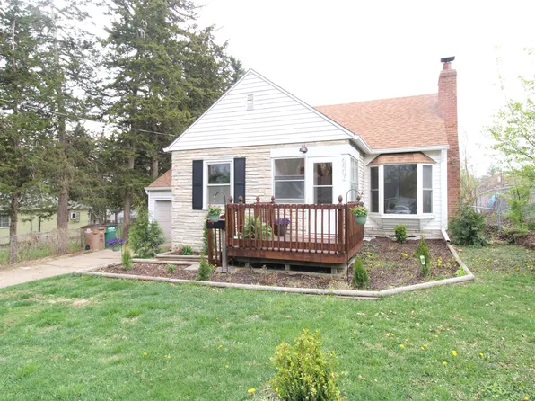 6807 Forest Ct, Windsor Heights, IA 50324