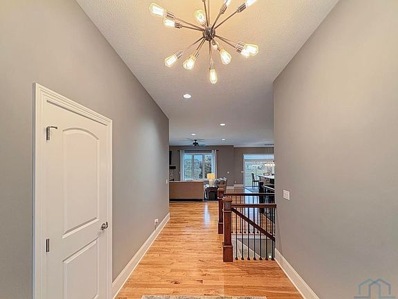 2nd image of 565 E Pinehurst Trl