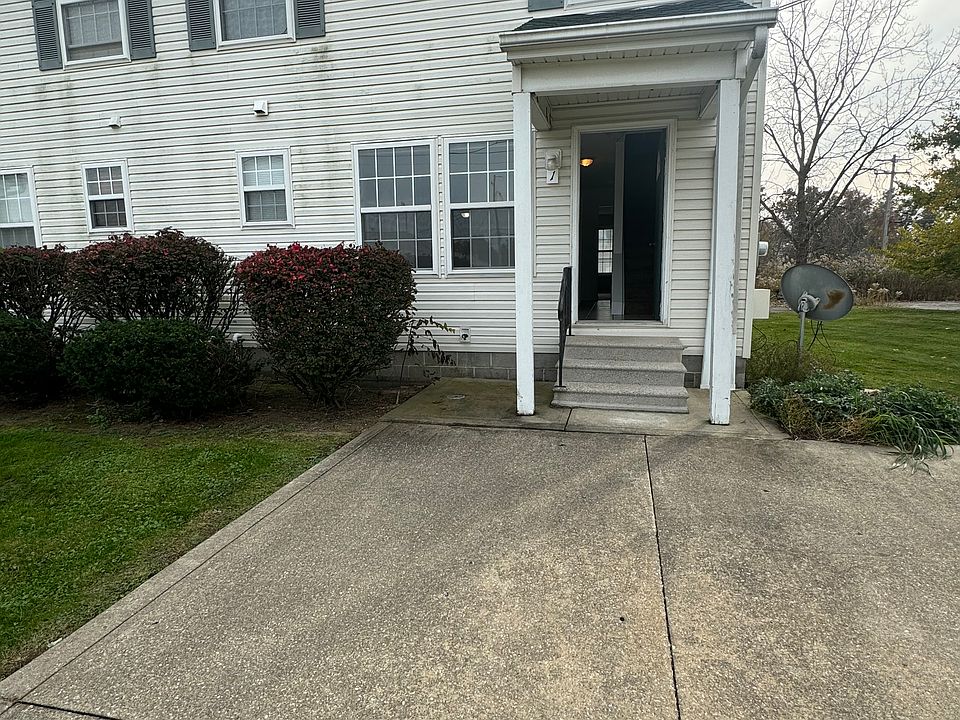 1st image of 120 Huntington Dr Unit 1