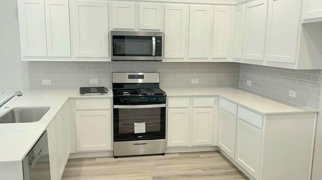3 bed, 1882 sqft, $2,525 — Photo 3