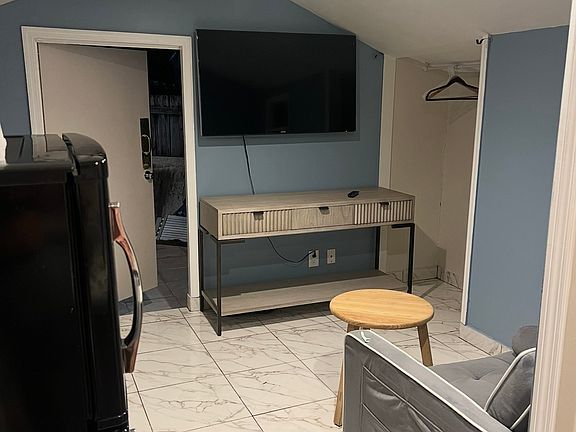 4th image of 4351 Winchester Ln #1