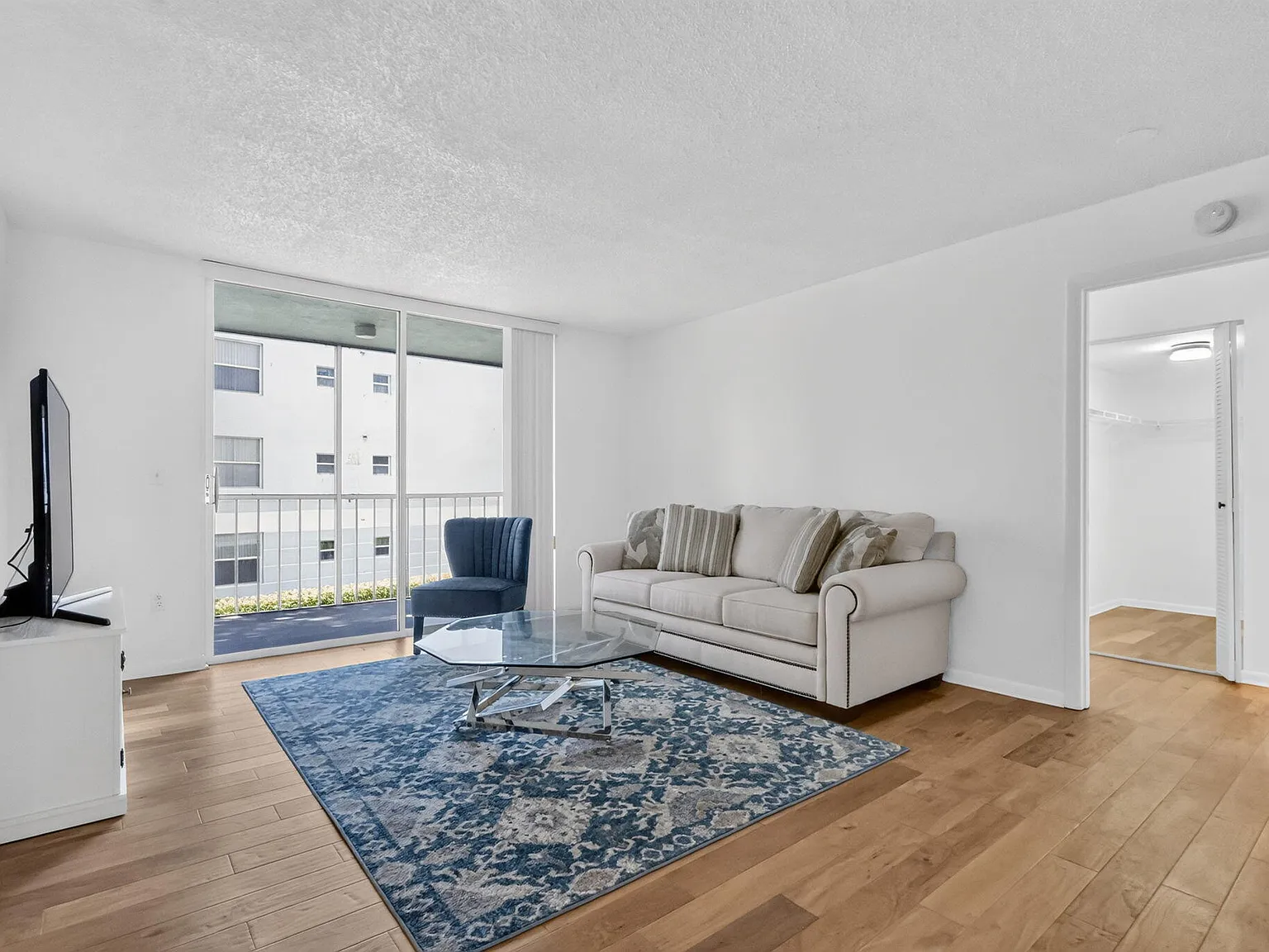 2 bed, 2.0 bath, 1120 sqft, $2,300 — Photo 3