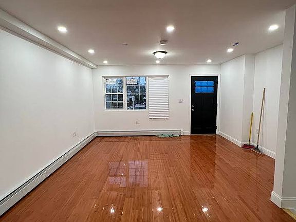 3rd image of 11944 165th St