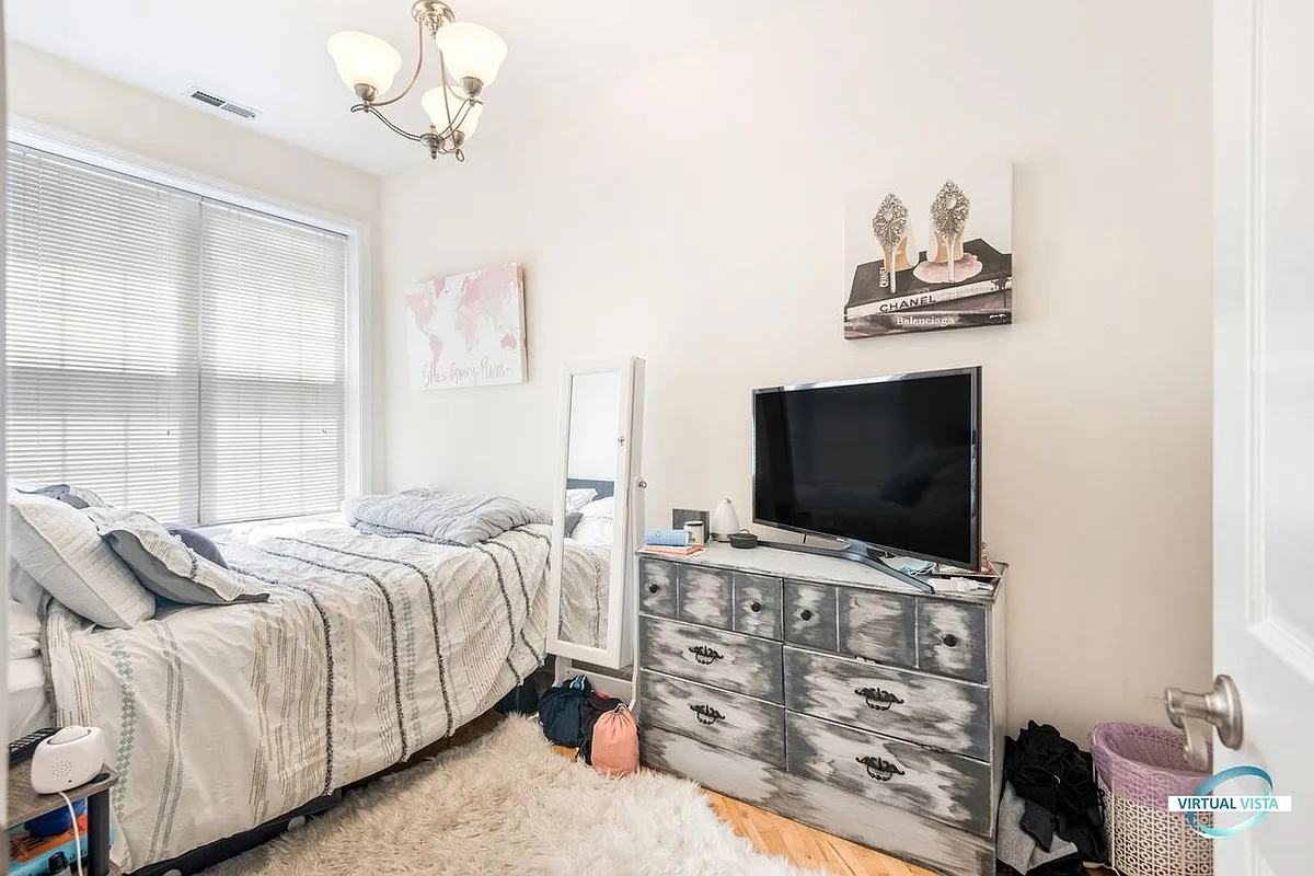 Building Photo - 2222 W Augusta Blvd #1