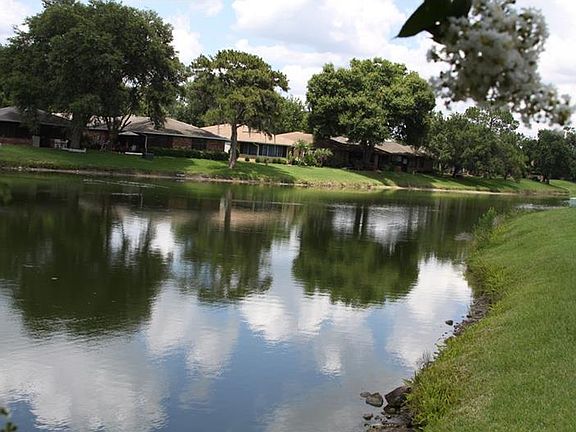 3rd image of 550 Lake Carolyn Cir