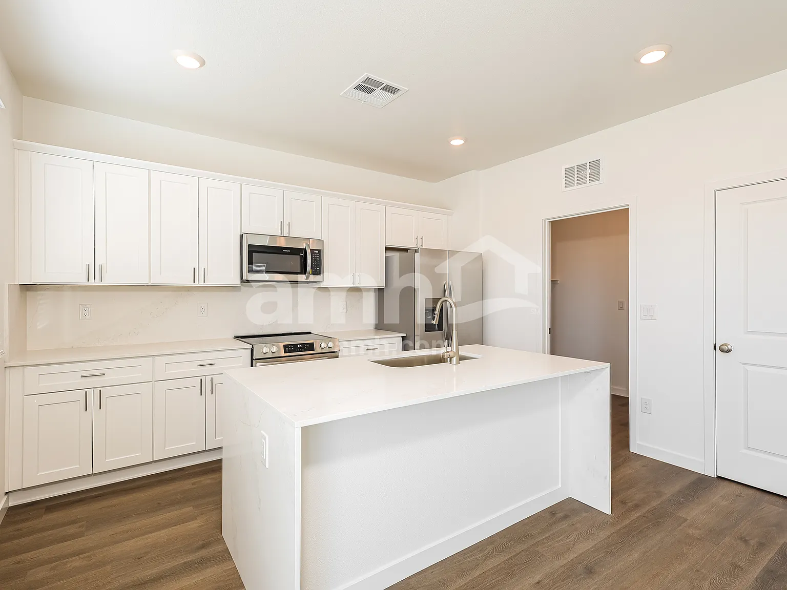 5 bed, 3.0 bath, 2160 sqft, $3,260 — Photo 3