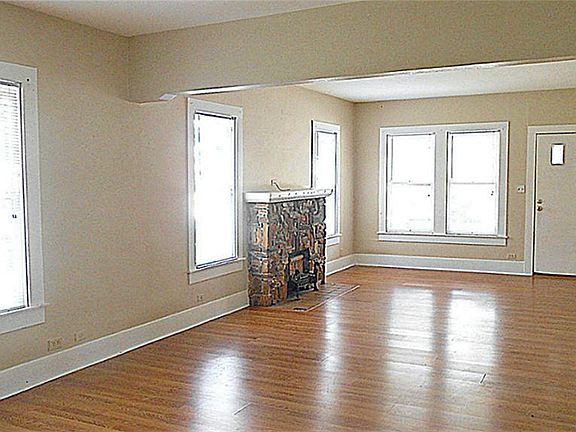 3rd image of 907 N Park St