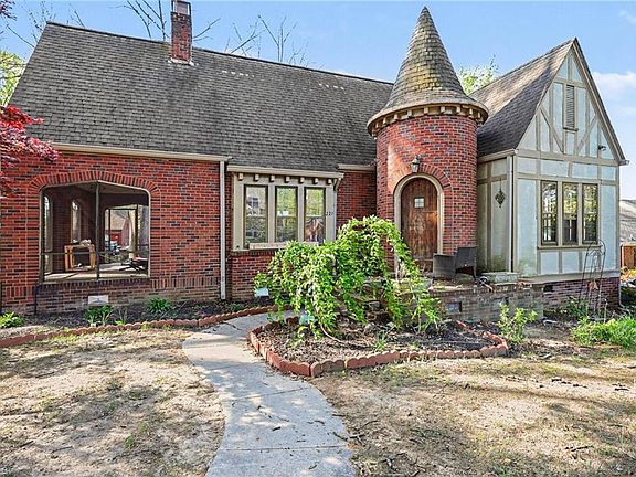 2nd image of 221 Spring St