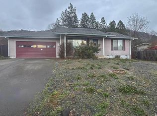 1023 NE Primrose Pl, Grants Pass, OR 97526