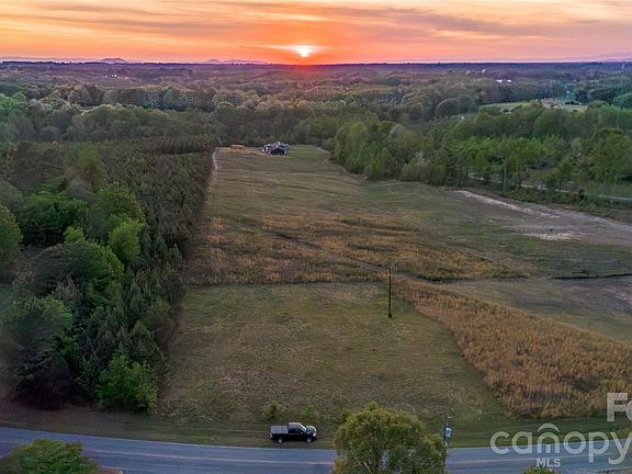 2nd image of 1075 Ring Tail Rd