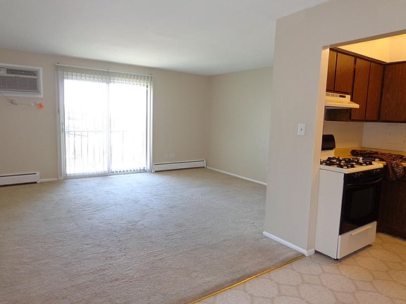 3rd image of 1 Hawthorne Ln #304