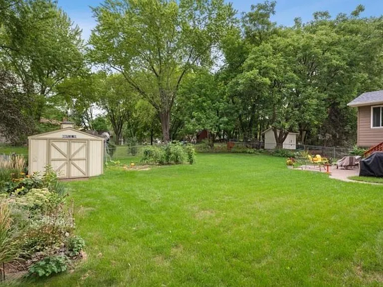 10414 Valley Forge Ln N — Photo 3