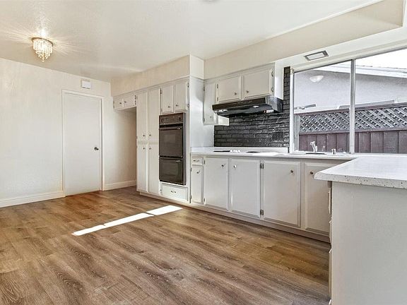 5th image of 2436 Balmoral St