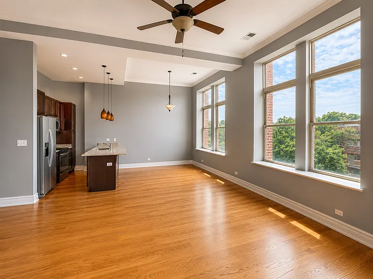 1470 W Carmen Ave #301 — Photo 2