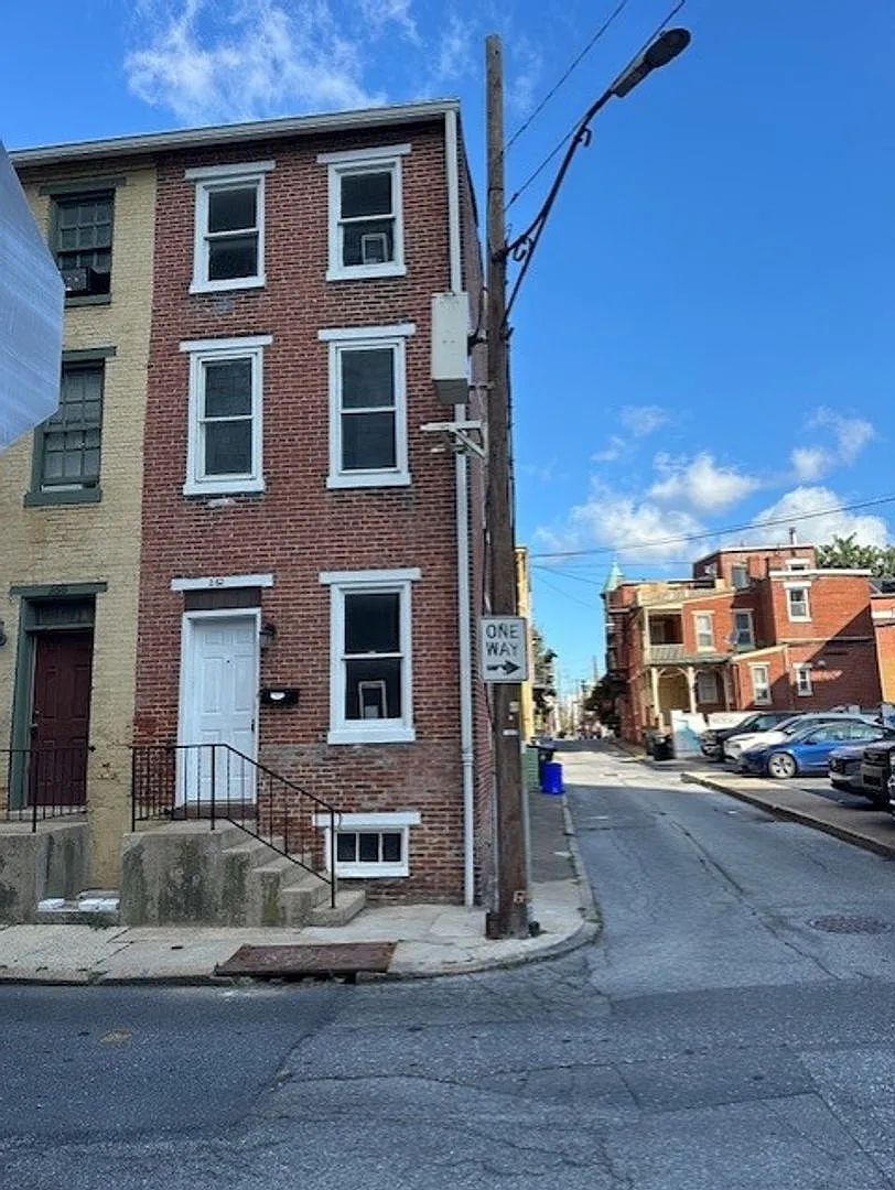 Discover this 3-bedroom, 2-bathroom end unit home in Harrisburg, PA, located within the Harrisbur... — Photo 1