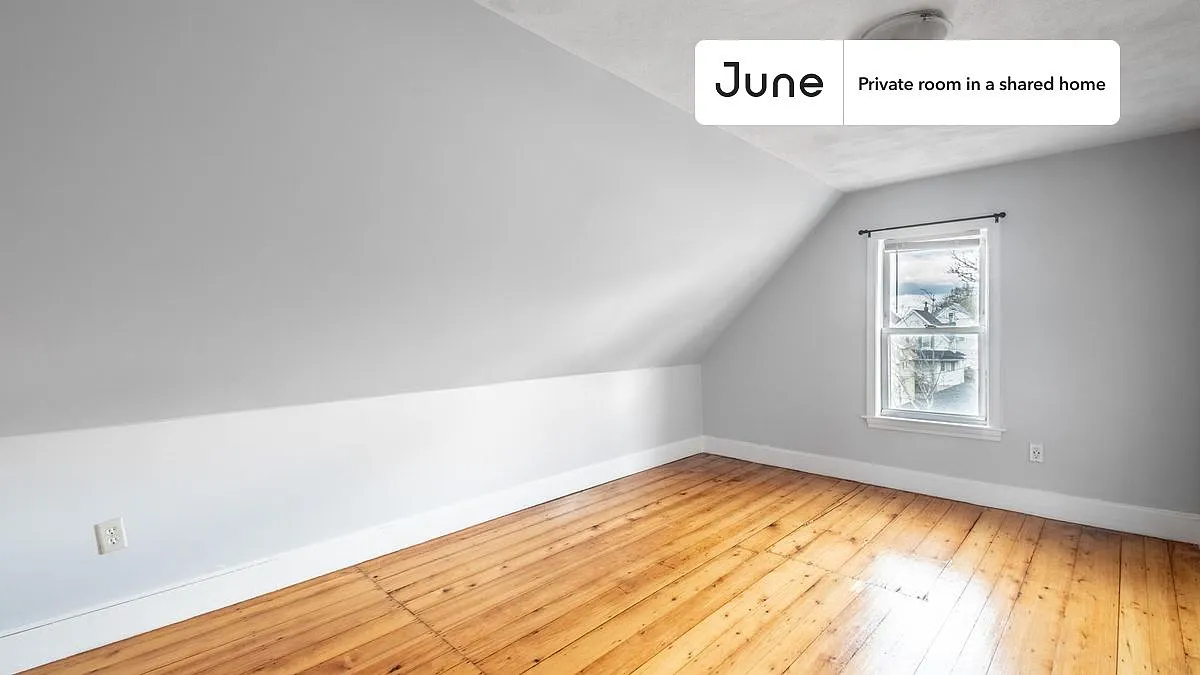 Queen bedroom in 4 bed/1.5 bath home in Somerville #1644 C — Photo 3