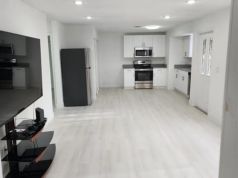 320 NW 4th Ave #1 — Photo 17