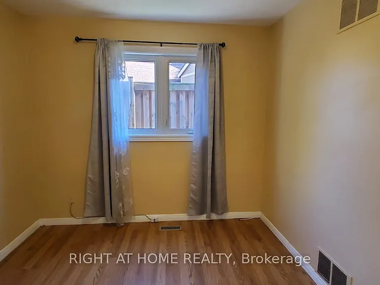 2406 Poplar Cres — Photo 24