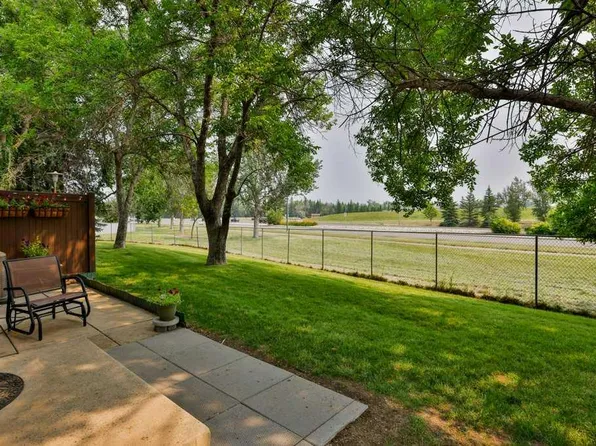29 Brock Pl W #8, Lethbridge, AB T1K 4C7